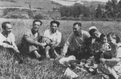 В Астафьев с друзьями отмечает выход в свет книги До будущей весны 1953 г - фото 20