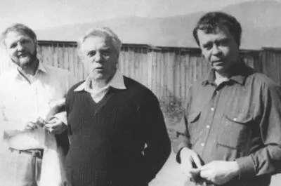 С писателями В Н Крупиным и В Г Распутиным 1984 г Со скульптором В - фото 38