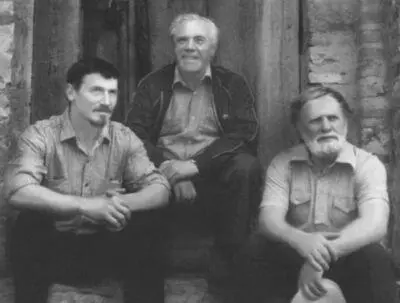 Со скульптором В М Клыковым и писателем В И Беловым Новгород 1988 г - фото 39
