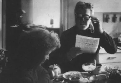 В П Астафьев читает жене новый рассказ Овсянка 1984 г В Курске в - фото 40