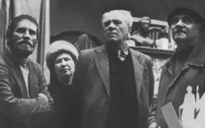 Супруги Астафьевы и А Заболоцкий слева в гостях у скульптора Михаила - фото 47