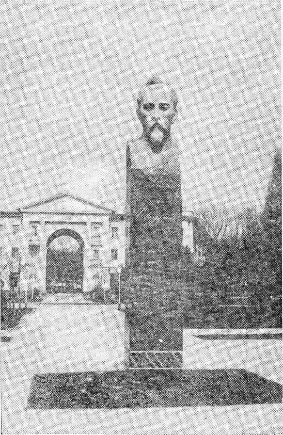 Памятник председателю ВЧК Ф Э Дзержинскому установленный в 1981 году в - фото 2
