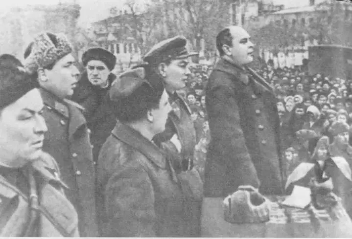 П И Селезнёв в рабочей обстановке 1940 г Первый секретарь - фото 9
