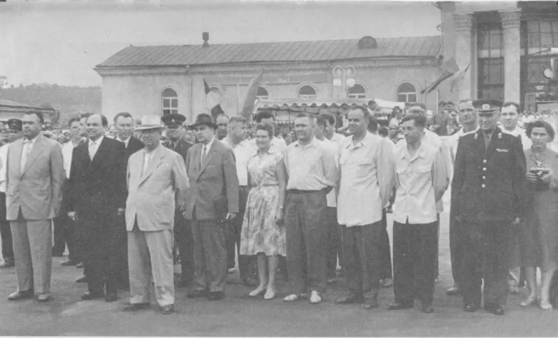 Н С Хрущев приветствует кубанцев Рядом с ним Г И Воробьев 1962 г На - фото 22