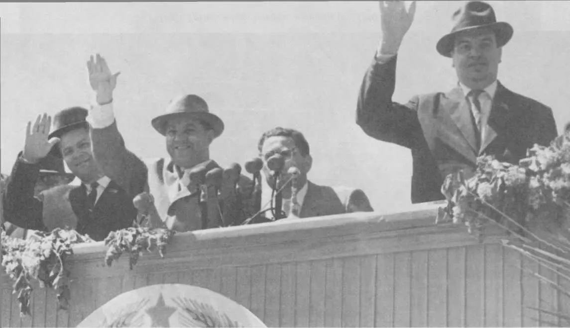 П К Игнатов со своей женой в освобождённом Краснодаре 1943 г Секретарь - фото 24