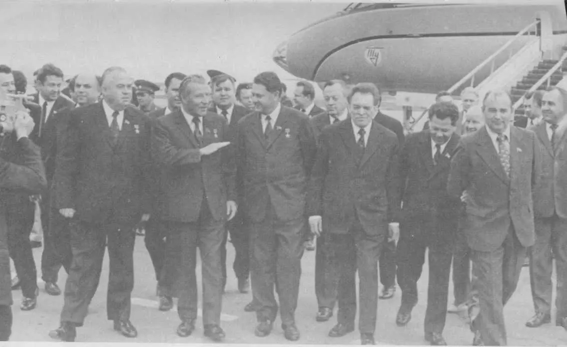 Проводы Г С Золотухина в Москву 1973 г Г С Золотухин с писателем - фото 28