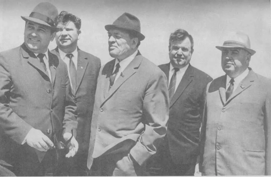 Г С Золотухин с писателями СССР 1971 г С Ф Медунов принимает ведущих - фото 34