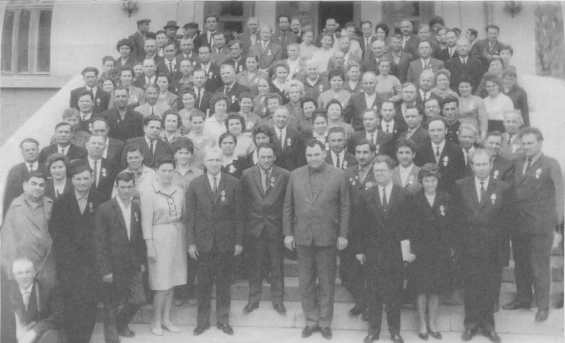 Неожиданный ракурс С Ф Медунов осматривает поля 1970 г Г С - фото 41