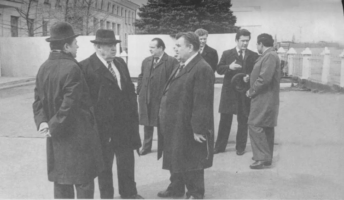 С Ф Медунов с ветеранами Вооруженных Сил Союза ССР 1980 г Руководство - фото 53