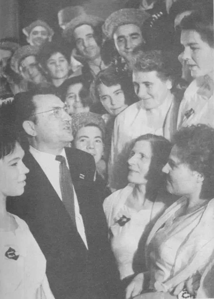 Кубанские писатели А В Стрыгин и В Т Иваненко на V съезде писателей России - фото 57