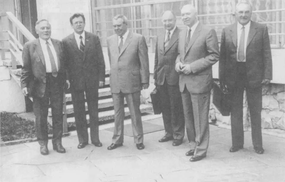 ИК Полозков с писателями Кубани 1983 г Работники аппарата крайкома - фото 62