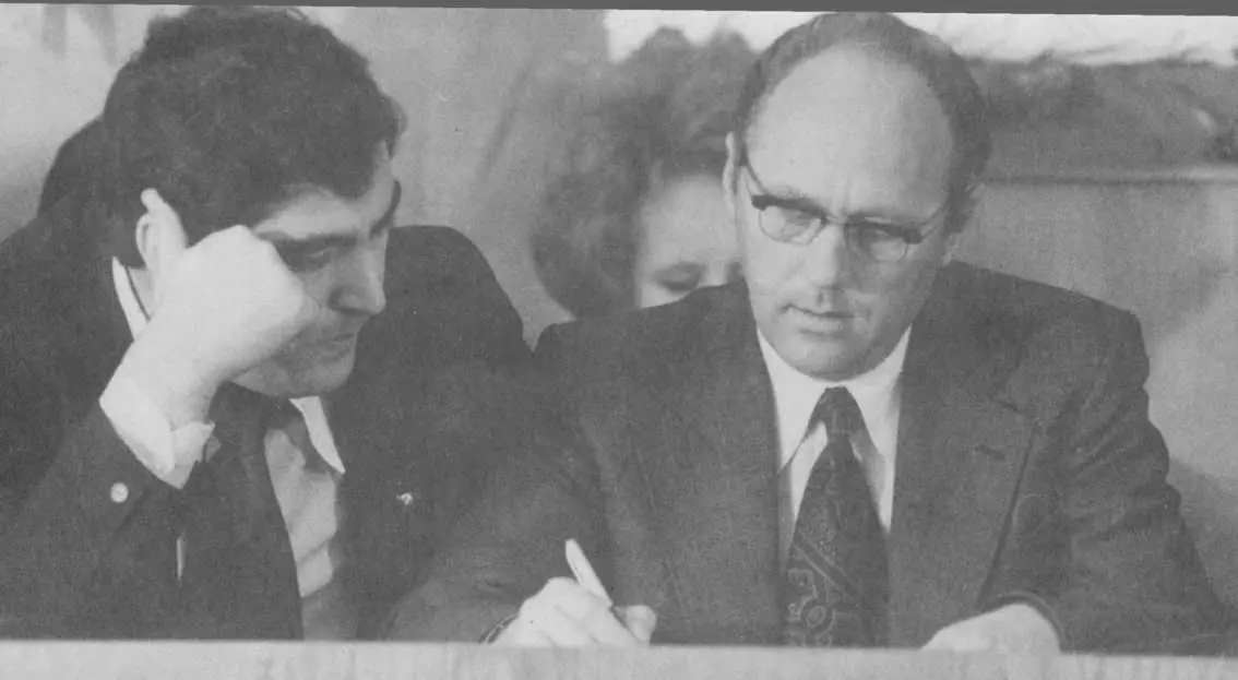 Прием летчикакосмонавта СССР А Березовского в крайкоме КПСС 1983 г Слева - фото 83