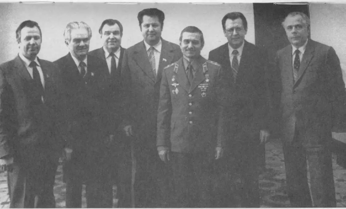 Писатель В Кожевников в гостях у академика П П Лукьяненко Титаны - фото 84