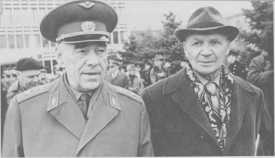 Летчиккосмонавт СССР дважды Герой Советского Союза В В Горбатко 1978 г - фото 101