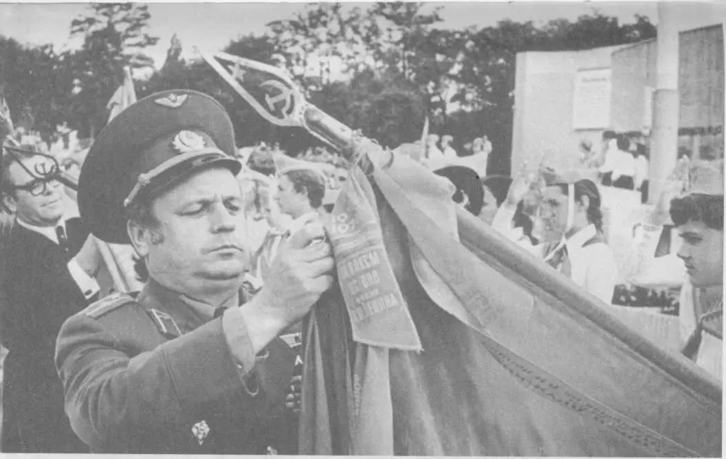 Минута молчания у Огня Вечной Славы Городгерой Новороссийск 1975 г - фото 102