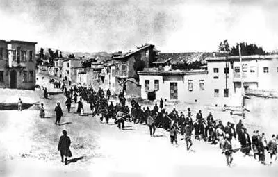 Турецкие солдаты сгоняют армян в тюрьму 1915 г Что считать почетным миром - фото 101