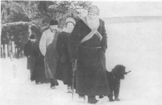 Л Н Толстой А Л Толстая П Д ДолгоруковД П Маковицкий идут на - фото 17