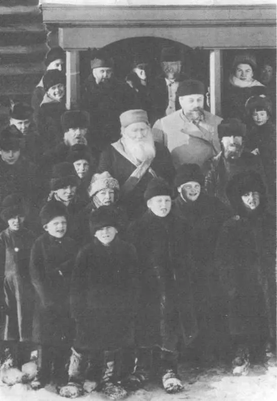 Л Н Толстой на открытии библиотеки в Ясной Поляне 31 января 1910 г Фото А - фото 19