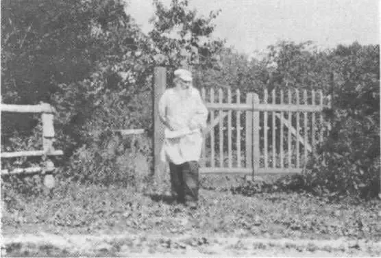 Л Н Толстой у ворот Красного сада Ясная Поляна 1909 г Фото В Г Черткова - фото 9