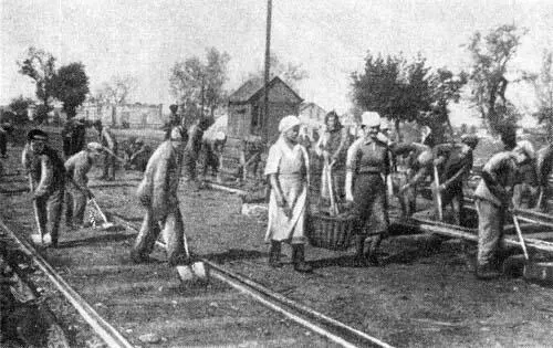 Жители освобожденного Барвенкова дружно взялись за восстановление - фото 10
