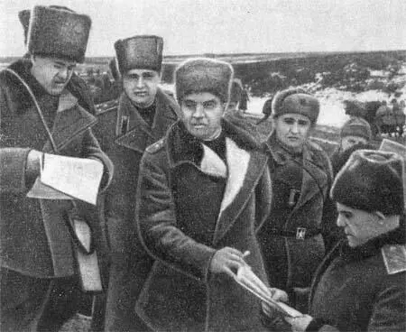 Командование 8й гвардейской армии на рекогносцировке Переправа в районе - фото 17