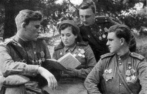 На отдыхе Маршал авиации В А Судец В М Шугаев командир 47й - фото 43