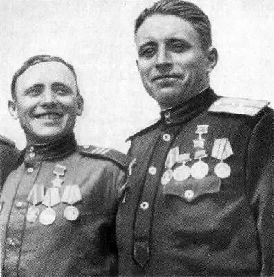 За форсирование Днепра гвардии капитану В А Беляеву справа и гвардии - фото 49