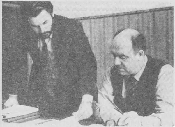 Справа Валерий Владимирович Шатыгин Академик Сукристов витающий гдето в - фото 26