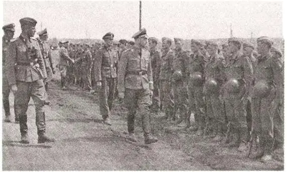 Генрих Гиммлер в дивизии Викинг в 1942 году Награждение солдат дивизии - фото 27