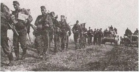 Солдаты дивизии СС Викинг Лето 1943 г Советские танкисты катятся к линии - фото 29