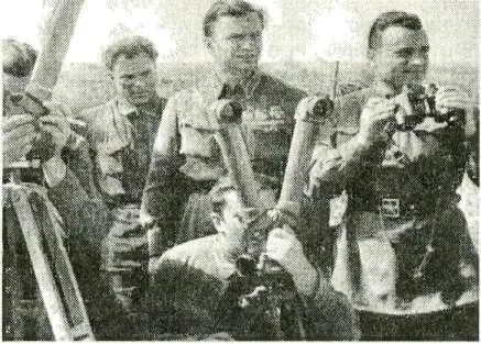 Дважды Герой Советского Союза Г П Кравченко крайний справа год спустя на - фото 127