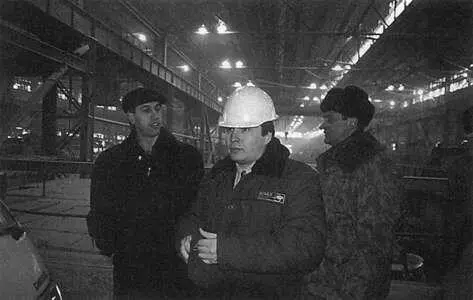 В цехе КрАЗа В центре гендиректор А Баранцев Геннадий Дружинин и Анатолий - фото 13