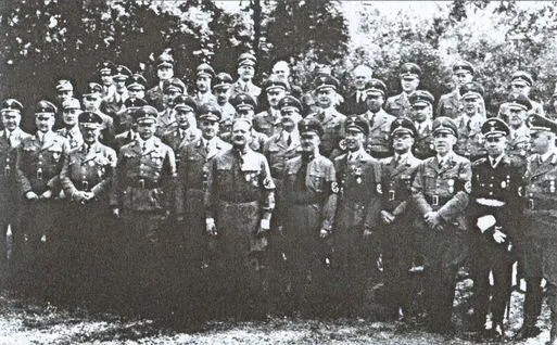 Штаб гауляйтера Э Коха в центре в 1938 г Первый ряд справа налево - фото 36