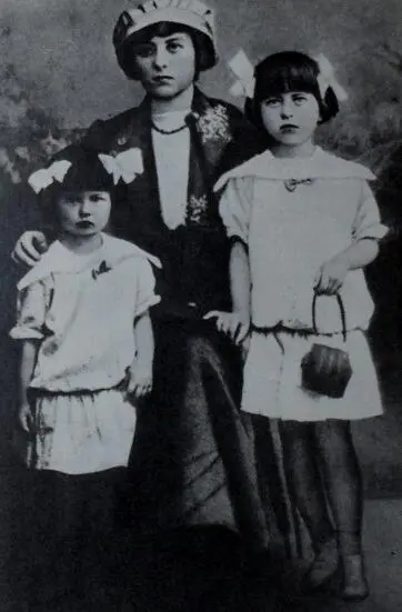 Раечка Ахаткина с мамой и сестрой 1916 Труппа Корелли в полосатом костюме - фото 2