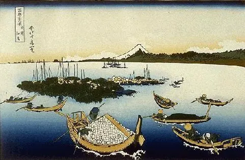 Голубое небо несколько низких облаков Фудзи за светлой водой залива - фото 15