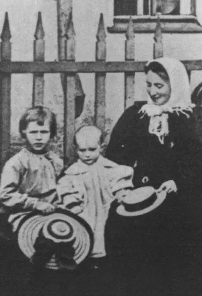 В Д Бутягина с дочерью Таней и соседским мальчиком Петербург 1898 г В - фото 19
