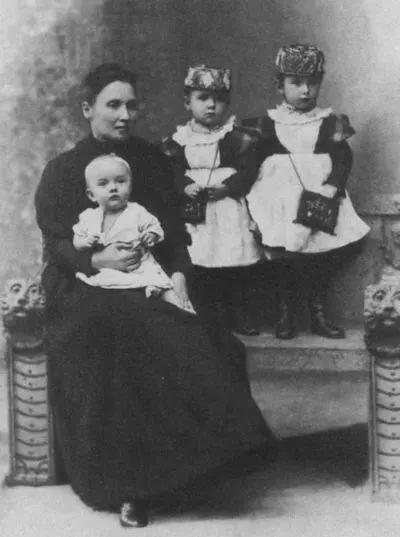 В Д Бутягина с детьми Варей Верой и Таней 1898 г Дети В В Розанова - фото 34