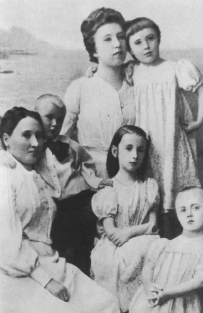 Семья Розановых внизу Варвара Дмитриевна Вася Таня и Надя вверху - фото 36