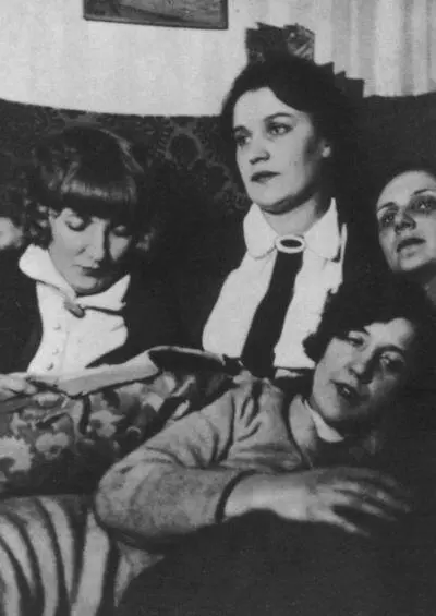 На переднем плане Надежда Розанова слева направо Варвара Розанова Ольга - фото 45