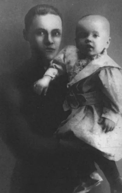 Лёня Леонов на руках у тётушки Аксиньи 1900 г Фото из архива Н Л Леоновой - фото 4