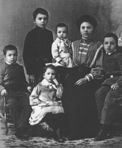 Мария Петровна Леонова мать писателя с детьми Борис Леонид стоит Леночка - фото 5