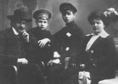 Максим Леонович и Мария Петровна Леоновы с сыновьями Борисом и Леонидом - фото 6