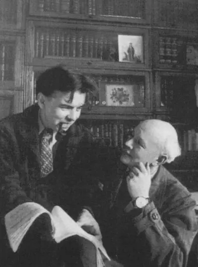 Леонид Леонов с режиссёром и актёром Юрием Завадским в своём кабинете в - фото 34