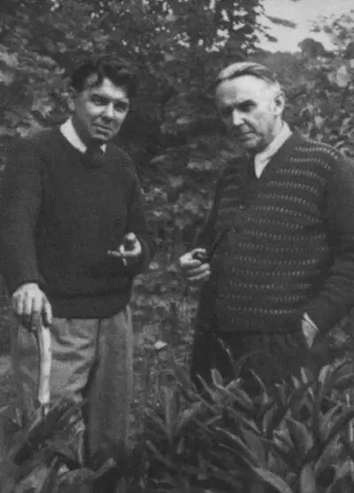 Леонид Леонов и Константин Федин в писательском посёлке Переделкино 1950 г - фото 42