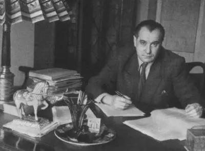 Валентин Катаев в рабочем кабинете Москва 1952 г Одно из увлечений - фото 43