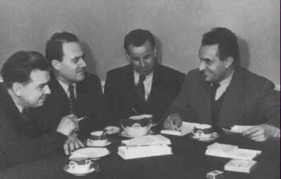 Леонид Леонов и Вадим Кожевников слева за писательскими разговорами 1950 г - фото 47