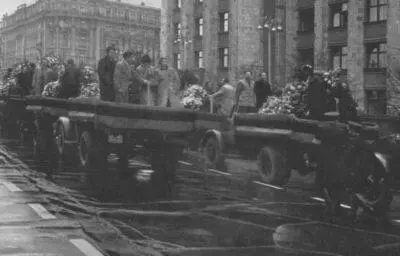 Похороны Александра Фадеева Москва 1956 г Леонид Максимович с внуками - фото 49