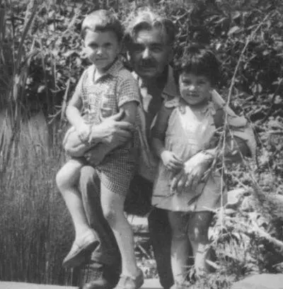 Леонид Максимович с внуками Николаем и Татьяной 1960 г Фото из архива Н Л - фото 50