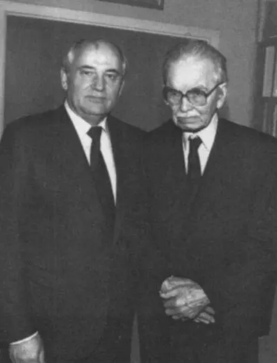 Визит М С Горбачёва к Л М Леонову в день 90летнего юбилея писателя 1989 - фото 63