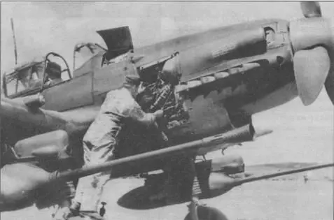 Механику самолета Ju 87G1 Хорошо видны контейнеры с 37мм пушками Junkers - фото 131